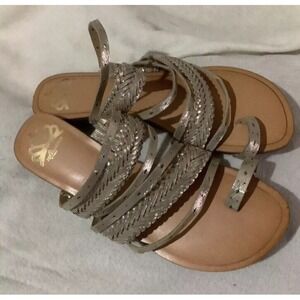 Fergalicious Womens Flat Toe Loop Strappy Sandals in Gold/Tan, Size 6.5 M New